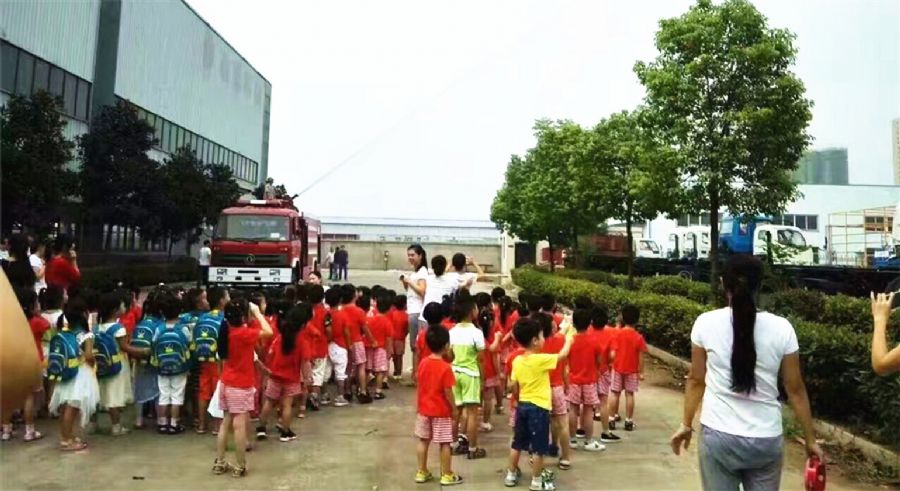 小朋友觀看消防車作業 小朋友觀看消防車作業